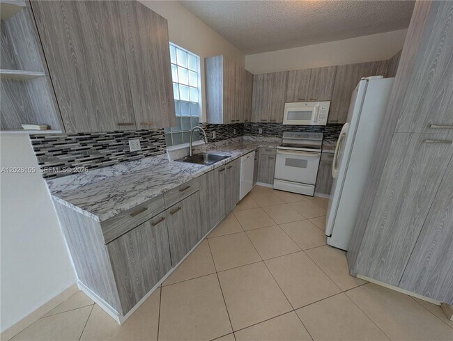 Foto del edificio - 15320 NW 6th Ct