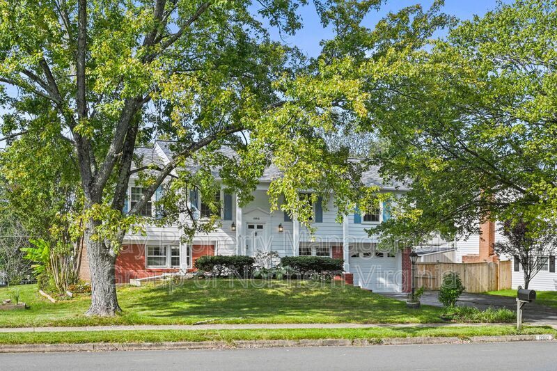 Foto principal - 12810 Point Pleasant Dr