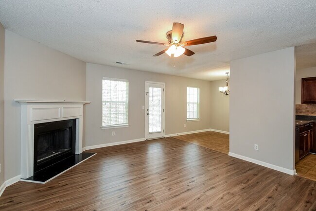 Foto del edificio - 123 Hidden Creek Dr