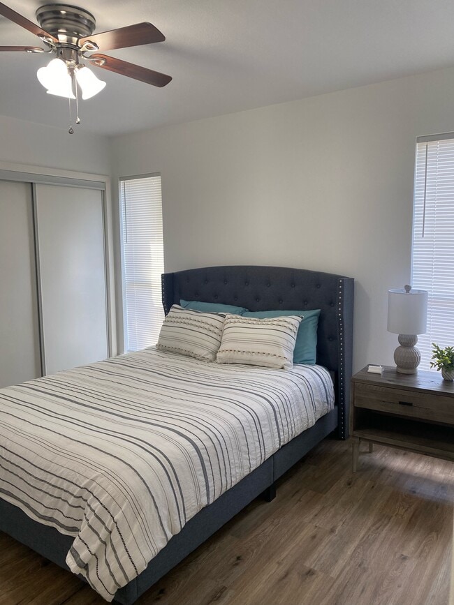 Building Photo - Two Bedroom in Oaklawn