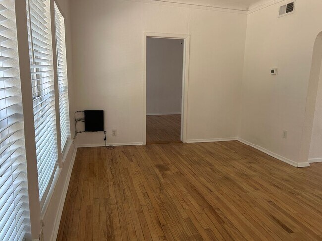Foto del edificio - 5305 Reiger Ave