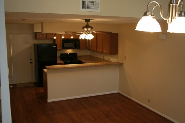 Building Photo - 2112 E Airline Rd