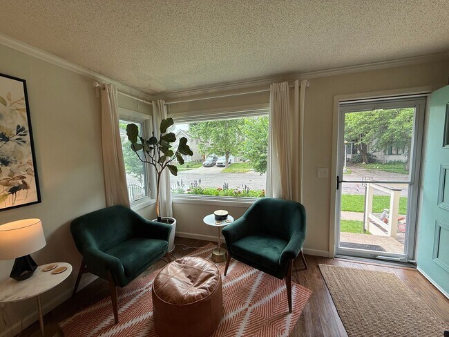 Foto del edificio - Beautifully Updated 4 Bed 2 Bath St.Paul S...