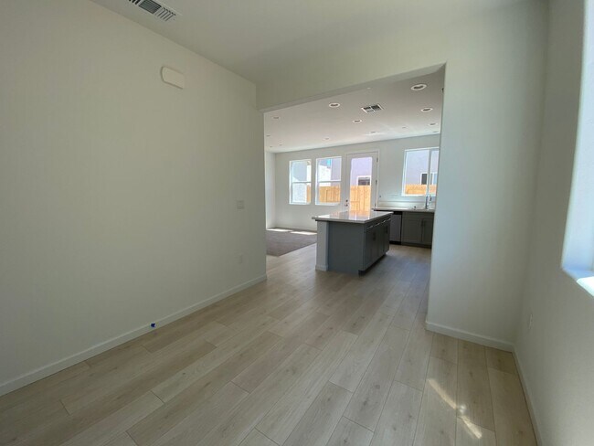 Foto del edificio - Spacious 4-Bedroom New Build in Prime Nort...