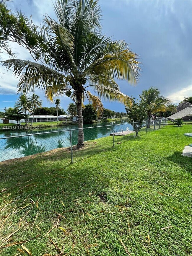 Foto del edificio - 9740 Sterling Dr