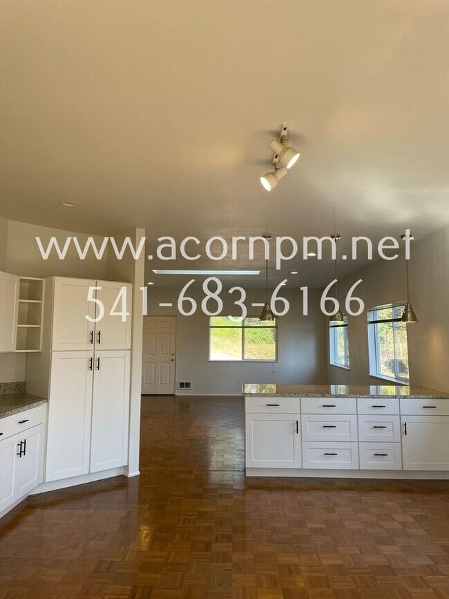 Building Photo - Large 4BD/3BA Home Near Hendricks Park. Tw...