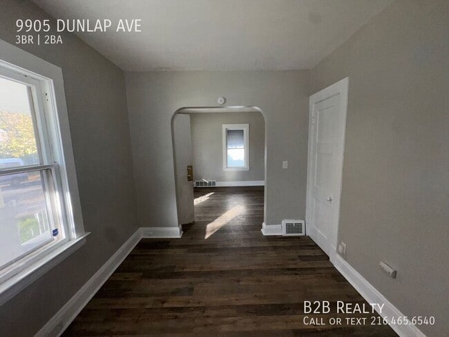 Foto del edificio - 9905 Dunlap Ave