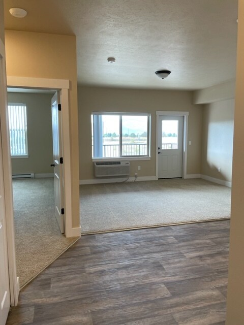 Sala de estar y dormitorio - Grant Creek Village Apartments