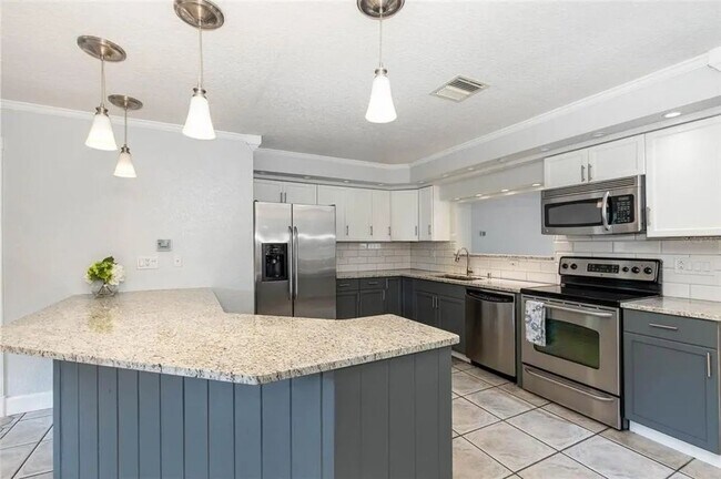 Foto del edificio - Just reduced ; This spacious  3 bedroom, 2...