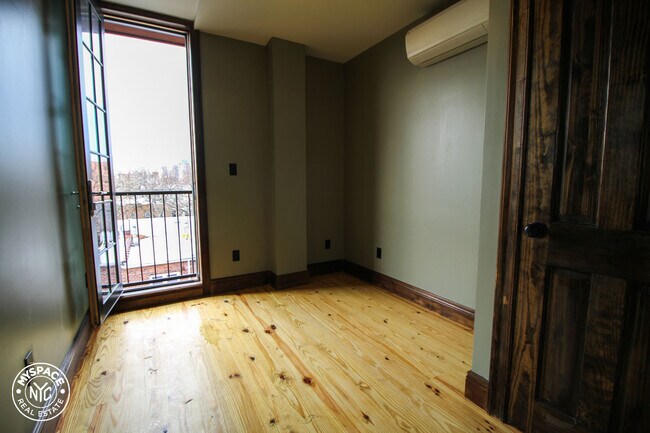 Building Photo - 26 Newel St