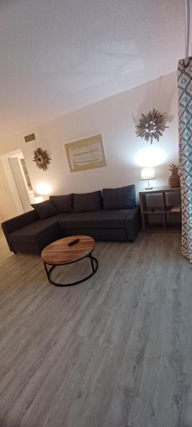 Foto del edificio - 2733 S Oakland Forest Dr