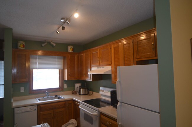 Building Photo - 1552 8 1/2 St SE