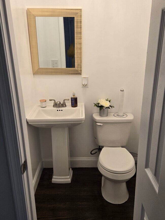 Building Photo - 1511 Woodbourne Ave