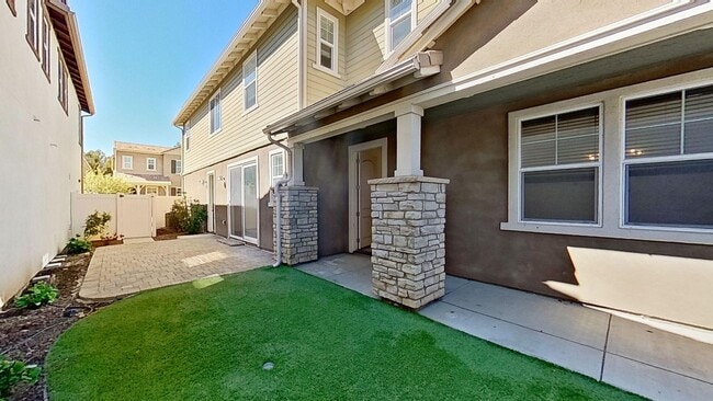 Building Photo - Los Carneros townhouse 3 Bed / 2.5 Bath – ...