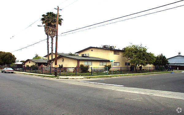 Building Photo - 4335-4337 E Olive Ave