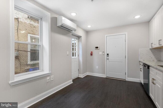 Building Photo - 624 N 35th St