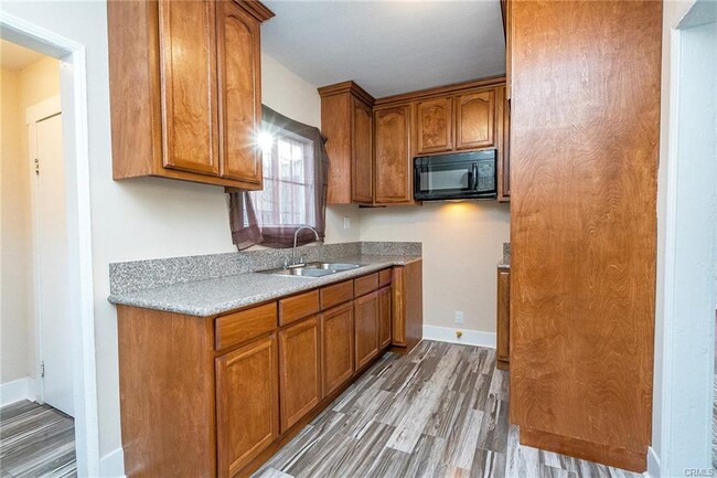 Kitchen - 936 E 51st St