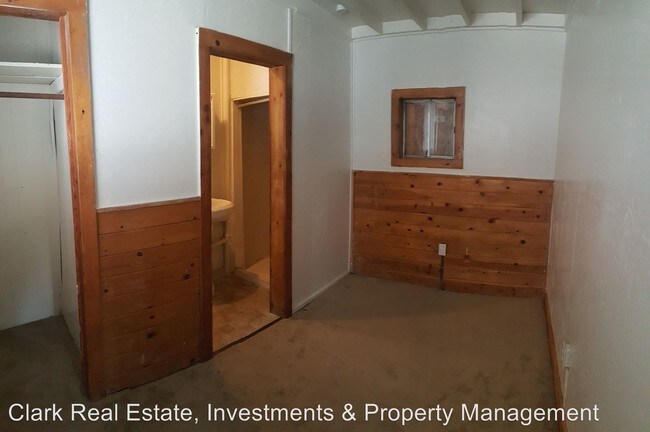 Building Photo - 460 E 7th St