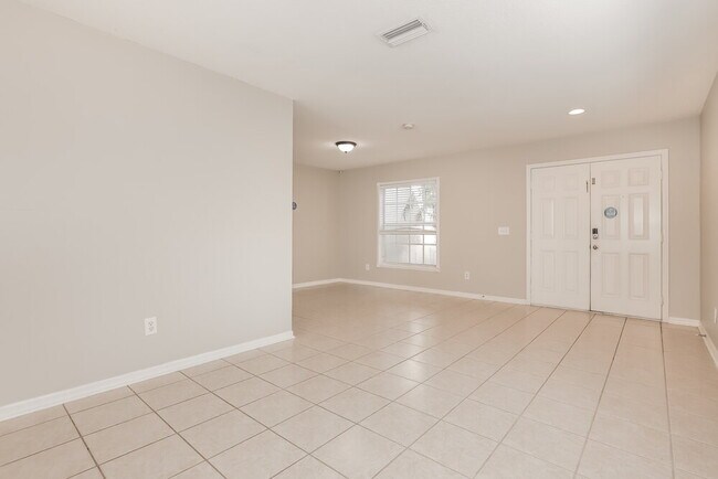 Foto del edificio - 17126 Falconridge Rd