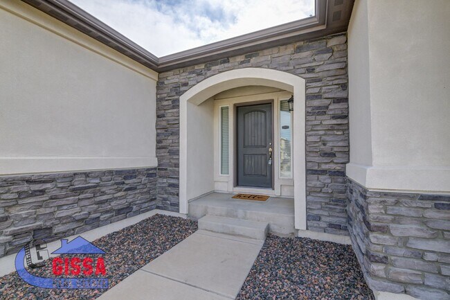 Building Photo - Beautiful home with 5 bedrooms, 4 bathroom...
