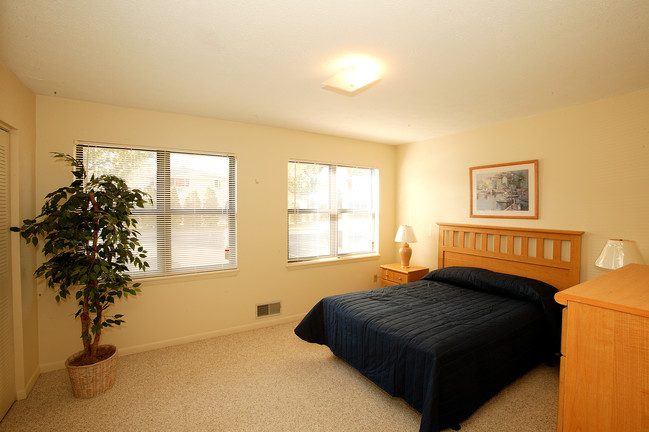 Master Bedroom - Park Titus Apartments