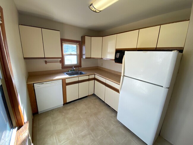 Kitchen - 1859 E 38th St