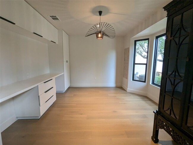 Building Photo - 9257 Scenic Bluff Dr