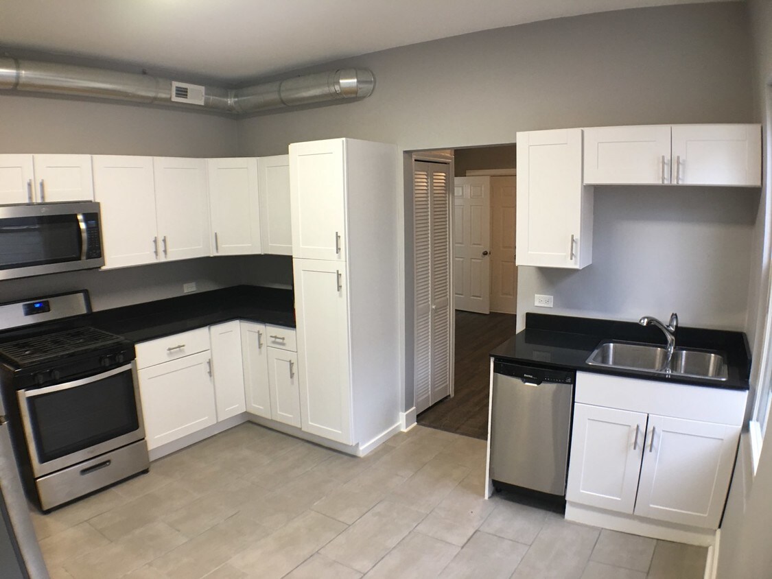 Kitchen - 918 W 32nd Pl