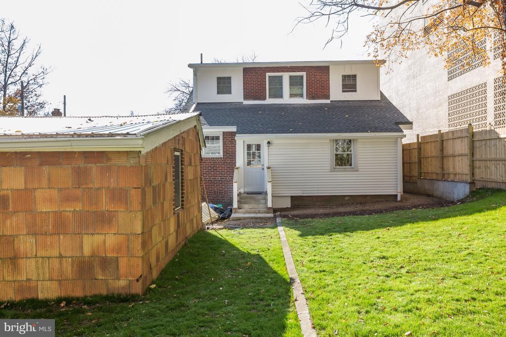 Foto principal - 811 Thayer Ave