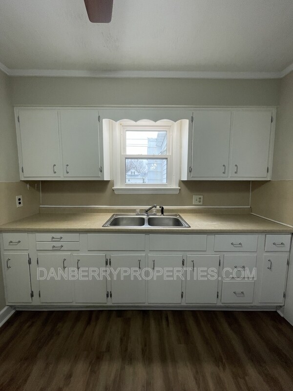 Foto del edificio - 220 N Main St