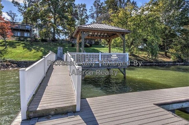Building Photo - 111 Lynnbrook Ln