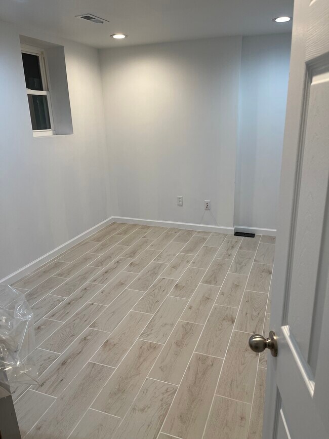 Building Photo - 8205 Londonderry Ct