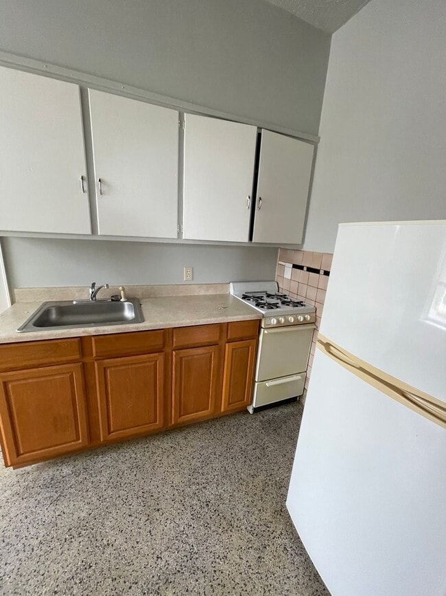 Building Photo - Large one room efficiency with large kitchen