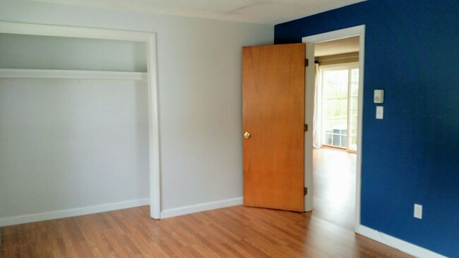 Building Photo - 2BR/1BA unit with W/D, Dishwasher, Parking...