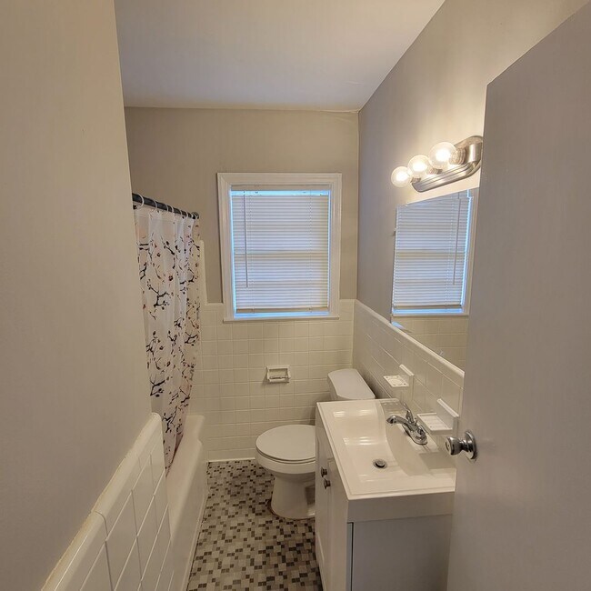 Foto del edificio - Roomy Cute Brick Ranch