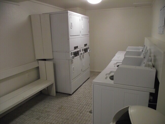 Foto del edificio - $925 Great location off Leetsdale/Parker and Florida with lots of amenities such as pool, hot tub...