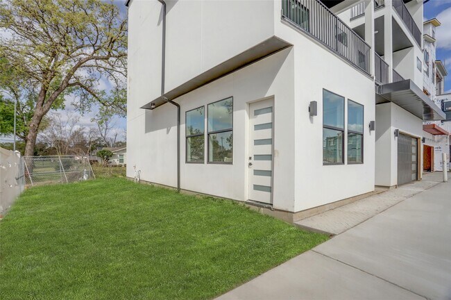 Foto del edificio - 6816 Hartland St