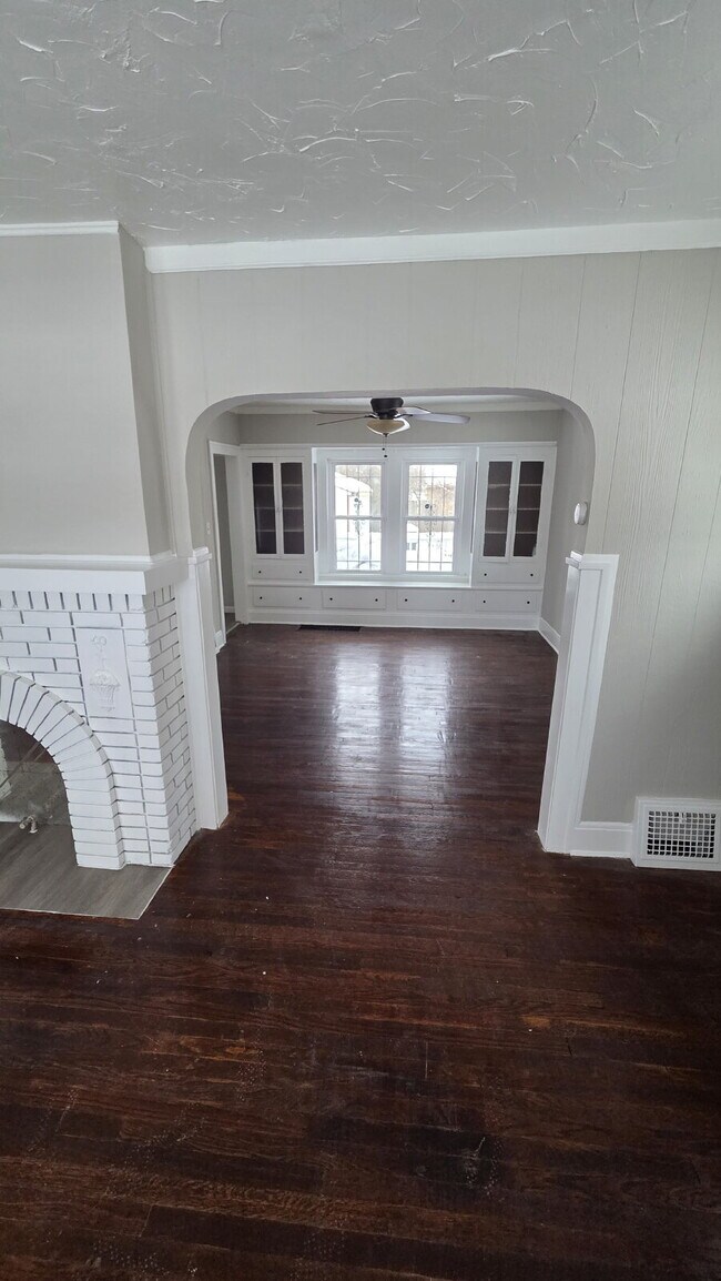 Foto del edificio - Coming Soon: 4 Bedroom 2 Bath - Split Level Single Family Home!