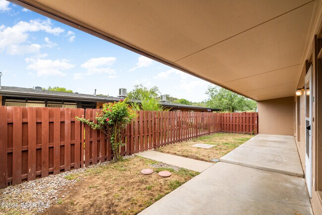 Building Photo - 340 Country Club Cir