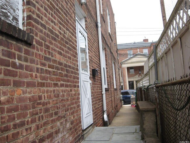 Building Photo - 152 Garfield Ave