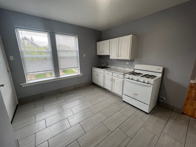 Building Photo - 2925 W 40th Pl