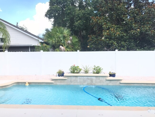 Building Photo - Beautiful Pool Home in the Villages of Eas...