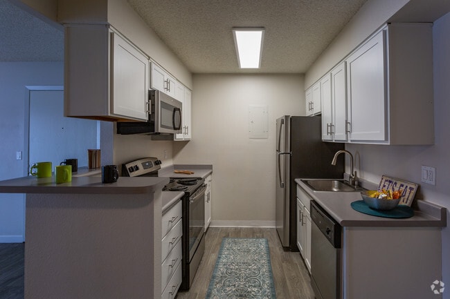 1BR, 1BA - 600 SF - The Huntington