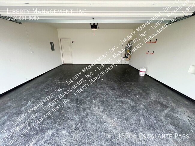 Building Photo - 5 Bedroom 2.5 Bath 2544 sq ft Home on a Gr...