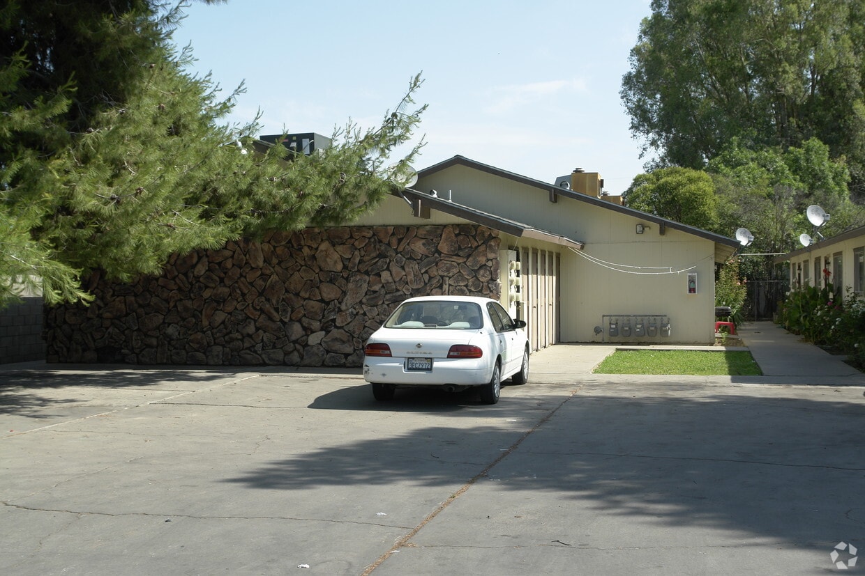 Primary Photo - 12th Place Apartments