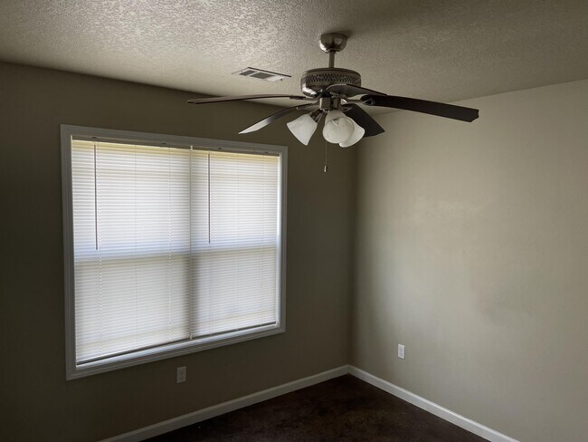 Building Photo - 407 Kiersen Ln