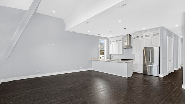 Building Photo - 4400 S Oakenwald Ave