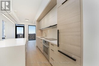 Building Photo - 215 Lonsdale Rd