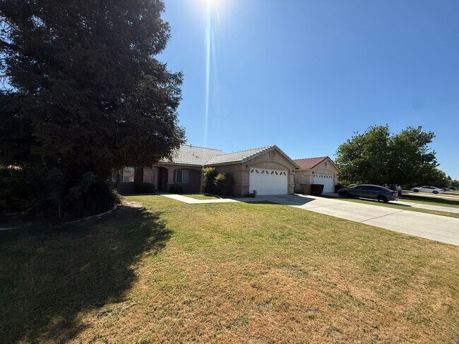Foto del edificio - Spacious 4-Bedroom Home in Southwest Bakersfield