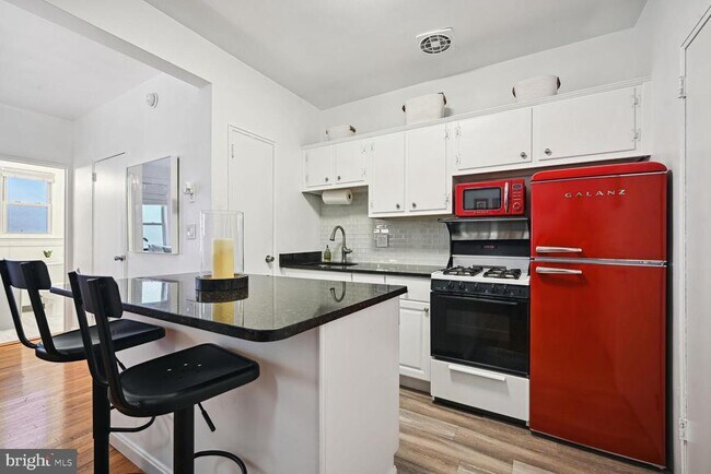 Foto del edificio - 1300 Massachusetts Ave NW